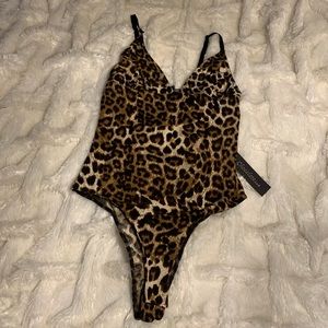 Leopard print v neck body suit 🤎